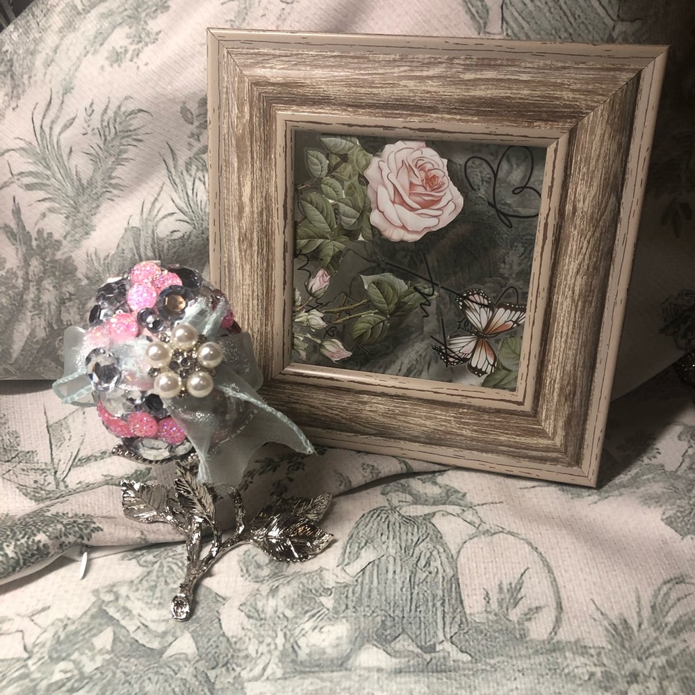 Picture and egg with stand